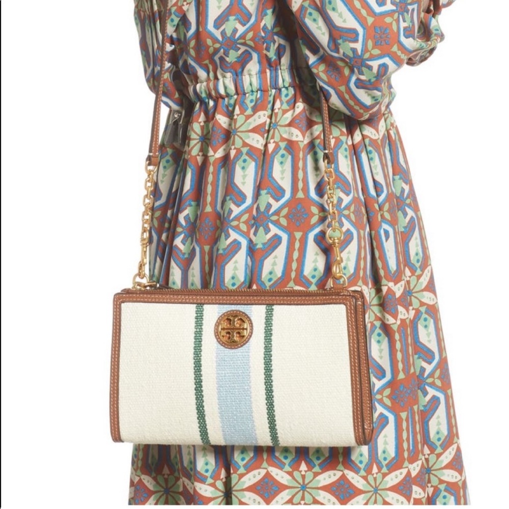 TORY BURCH
Carson Striped Crossbody Bag In Natural/icicle Carson Stripe